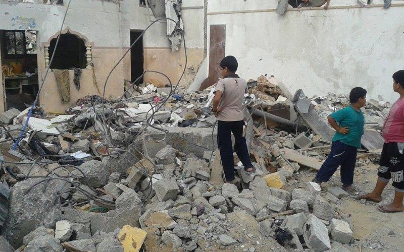 صور: قصف منزل عائلة أبو دحروج بالوسطى