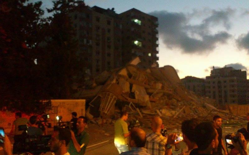 بالصور والفيديو: الاحتلال يدمر برجًا سكنيًا في غزة