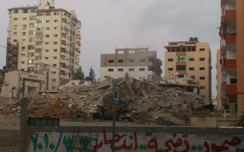 بالصور والفيديو: الاحتلال يدمر برجًا سكنيًا في غزة