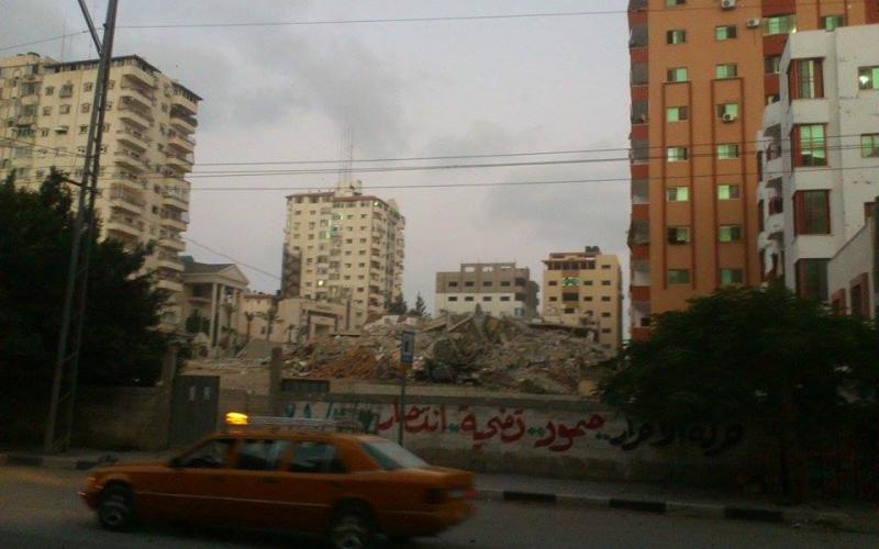 بالصور والفيديو: الاحتلال يدمر برجًا سكنيًا في غزة