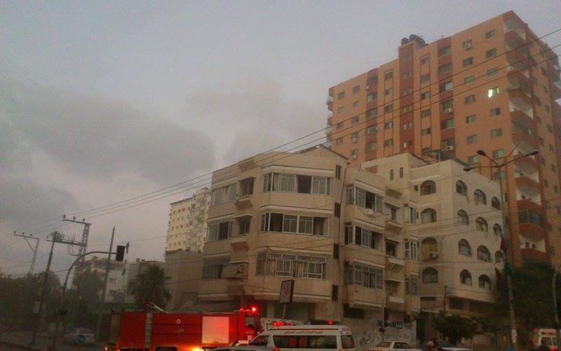بالصور والفيديو: الاحتلال يدمر برجًا سكنيًا في غزة