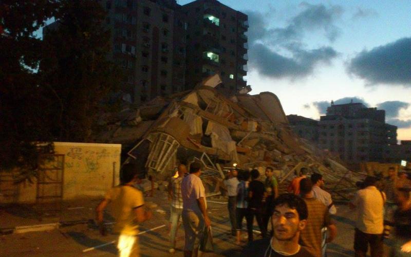 صور: تدمير برج الظافر "4" وانهياره بالكامل