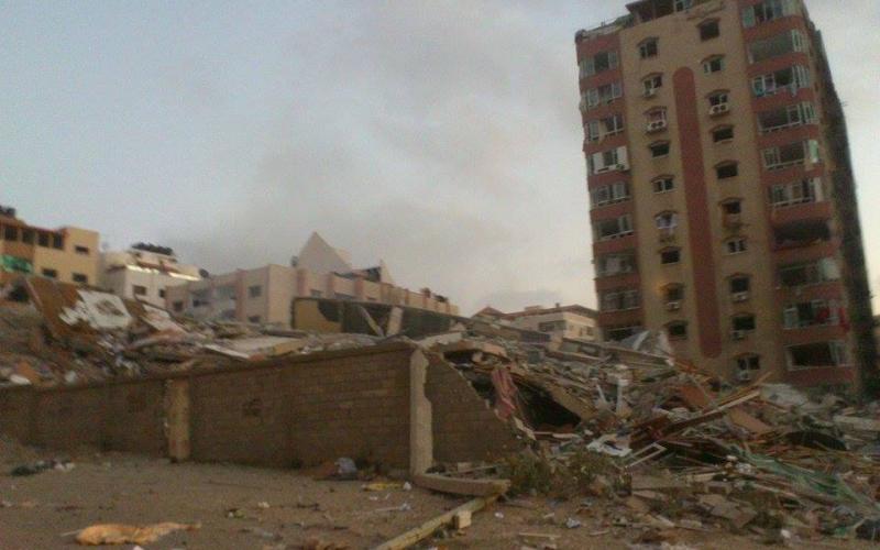 صور: تدمير برج الظافر "4" وانهياره بالكامل