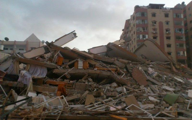 صور: تدمير برج الظافر "4" وانهياره بالكامل