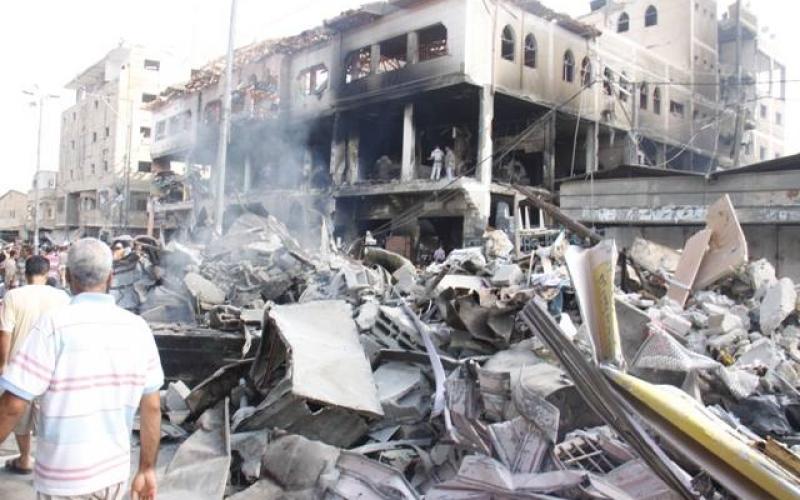 صور: تدمير كامل للمبنى التجاري برفح بعد قصفه