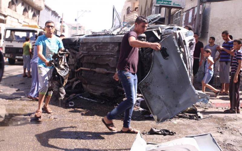 صور: استهداف سيارة مدنية وسط مدينة غزة