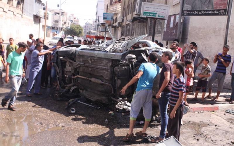 صور: استهداف سيارة مدنية وسط مدينة غزة