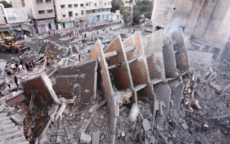 صور: استهداف برج "الباشا" وسط مدينة غزة