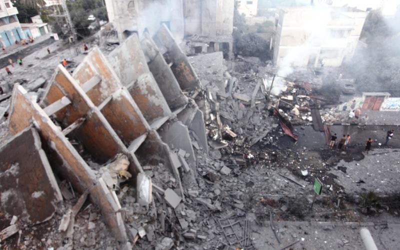 صور: استهداف برج "الباشا" وسط مدينة غزة