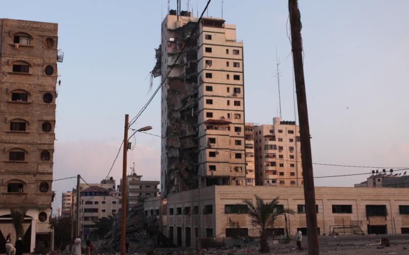 صور: بقايا برج المجمع الإيطالي بعد قصفه