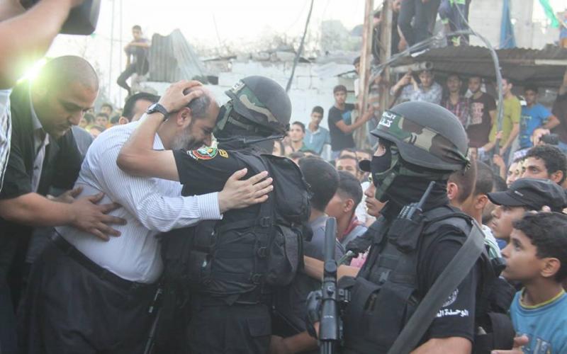 صور: مقاتلو القسام يعانقون القيادي "الحية"