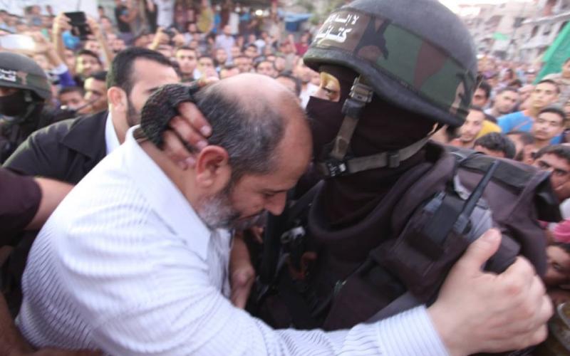 صور: مقاتلو القسام يعانقون القيادي "الحية"