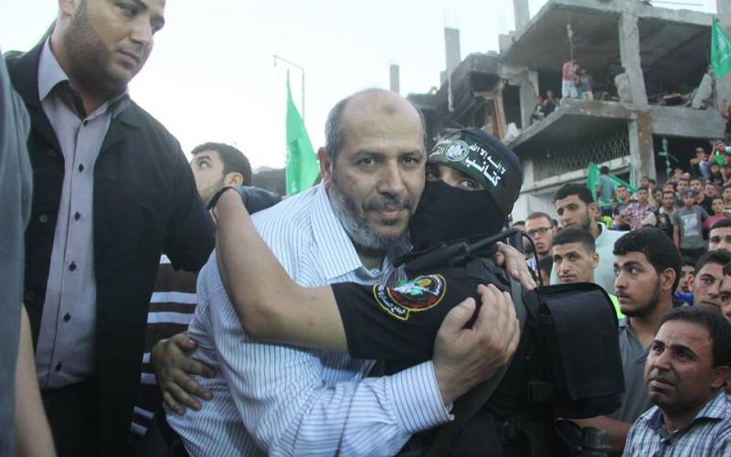صور: مقاتلو القسام يعانقون القيادي "الحية"