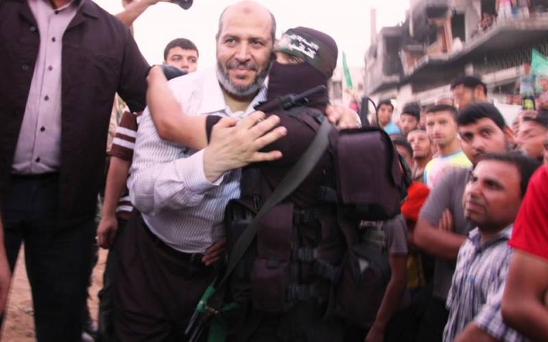 صور: مقاتلو القسام يعانقون القيادي "الحية"
