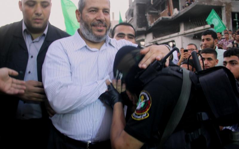 صور: مقاتلو القسام يعانقون القيادي "الحية"
