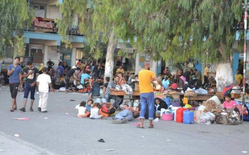 صور: استمرار نزوح العائلات بمراكز الإيواء