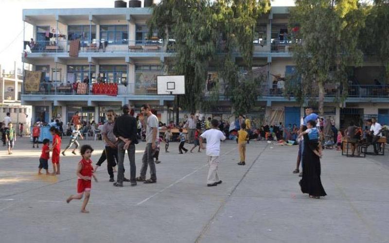 صور: استمرار نزوح العائلات بمراكز الإيواء