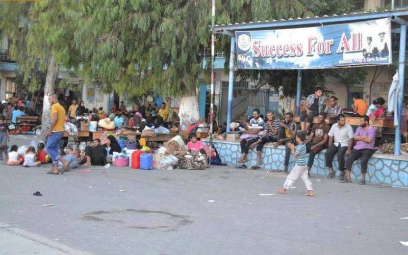 صور: استمرار نزوح العائلات بمراكز الإيواء