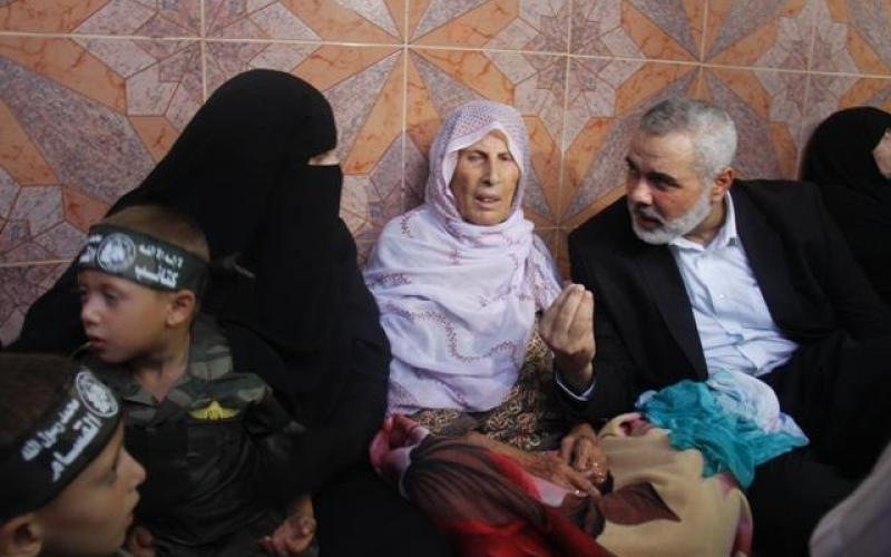 صور: هنية يزور بيوت عرس الشهداء القادة برفح