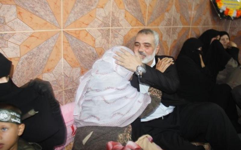 صور: هنية يزور بيوت عرس الشهداء القادة برفح