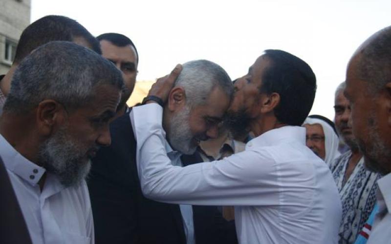 صور: هنية يزور بيوت عرس الشهداء القادة برفح