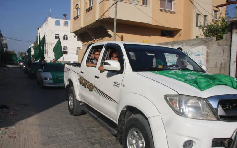 بالصور: حماس تنظم مسيرة مركبات احتفالاً بالنصر بالوسطى