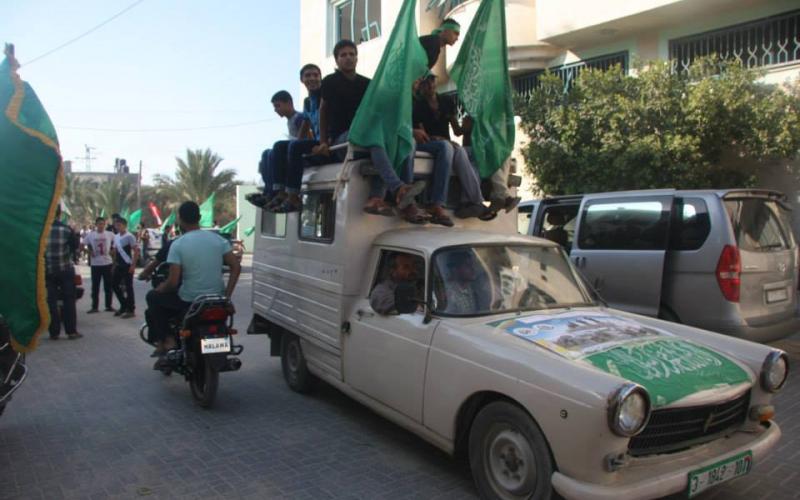 بالصور: حماس تنظم مسيرة مركبات احتفالاً بالنصر بالوسطى