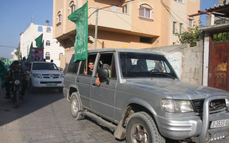 بالصور: حماس تنظم مسيرة مركبات احتفالاً بالنصر بالوسطى