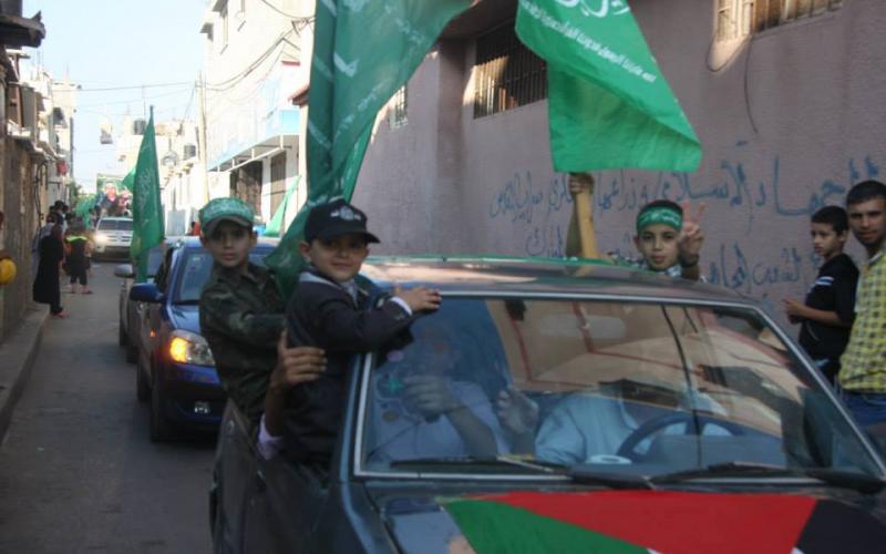 بالصور: حماس تنظم مسيرة مركبات احتفالاً بالنصر بالوسطى