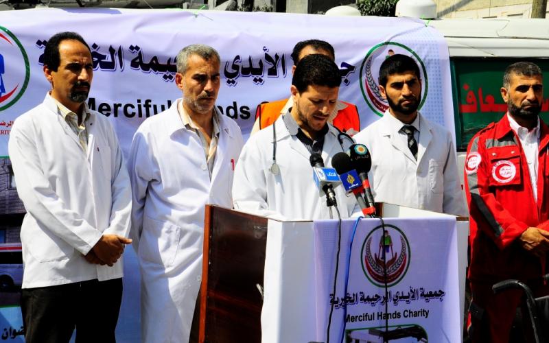 بالصور: "الأيدي الرحيمة" تستنكر تدمير مقرها بغزة