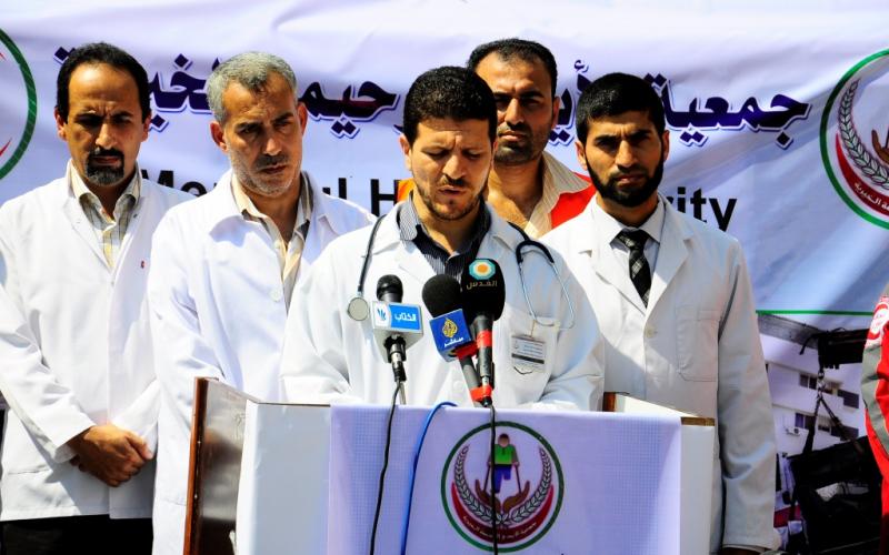 بالصور: "الأيدي الرحيمة" تستنكر تدمير مقرها بغزة