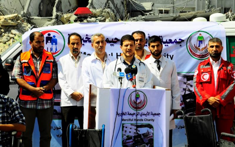 بالصور: "الأيدي الرحيمة" تستنكر تدمير مقرها بغزة