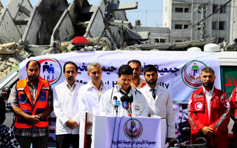 بالصور: "الأيدي الرحيمة" تستنكر تدمير مقرها بغزة