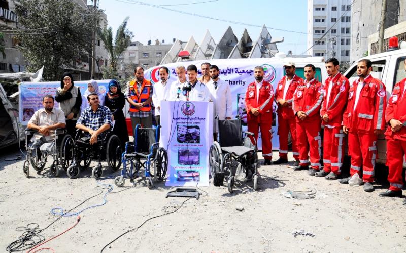 بالصور: "الأيدي الرحيمة" تستنكر تدمير مقرها بغزة