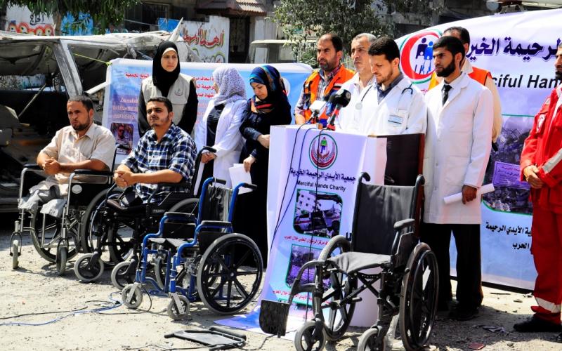 بالصور: "الأيدي الرحيمة" تستنكر تدمير مقرها بغزة