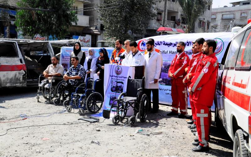 بالصور: "الأيدي الرحيمة" تستنكر تدمير مقرها بغزة