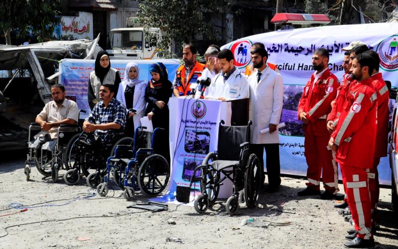 بالصور: "الأيدي الرحيمة" تستنكر تدمير مقرها بغزة
