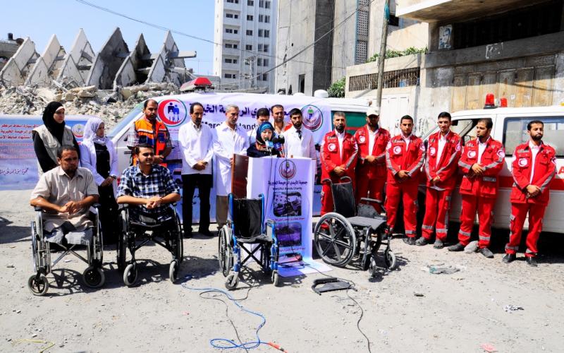 بالصور: "الأيدي الرحيمة" تستنكر تدمير مقرها بغزة