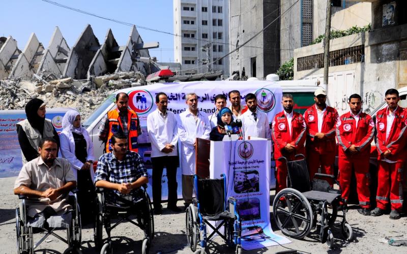 بالصور: "الأيدي الرحيمة" تستنكر تدمير مقرها بغزة