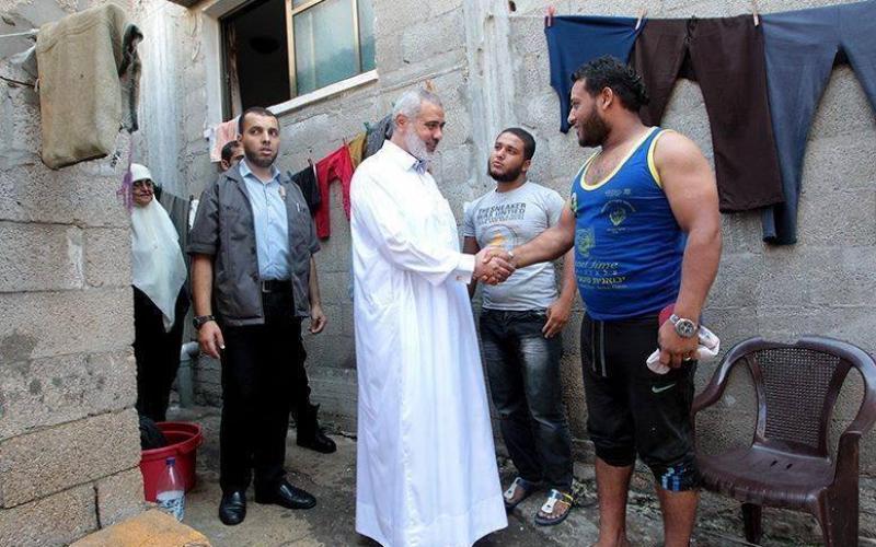 صور: هنية يتفقد مخيم الشاطئ بعد العدوان
