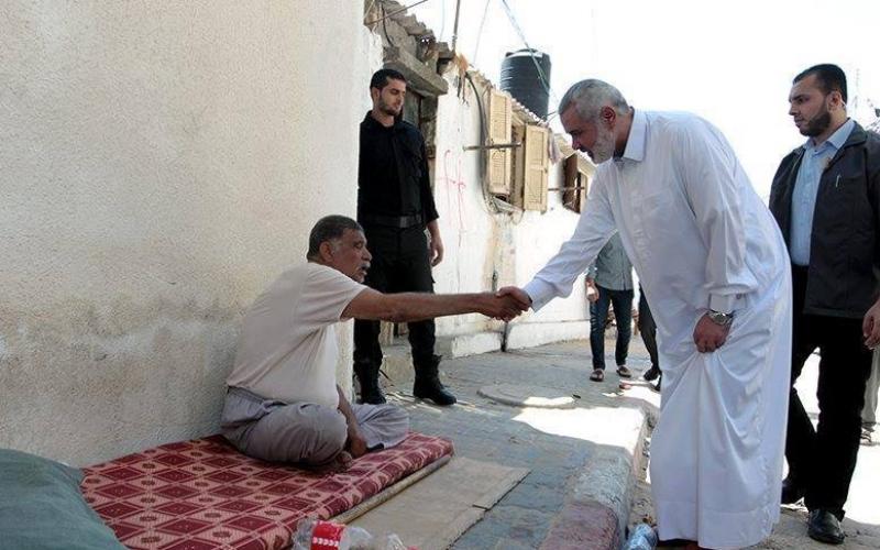 صور: هنية يتفقد مخيم الشاطئ بعد العدوان