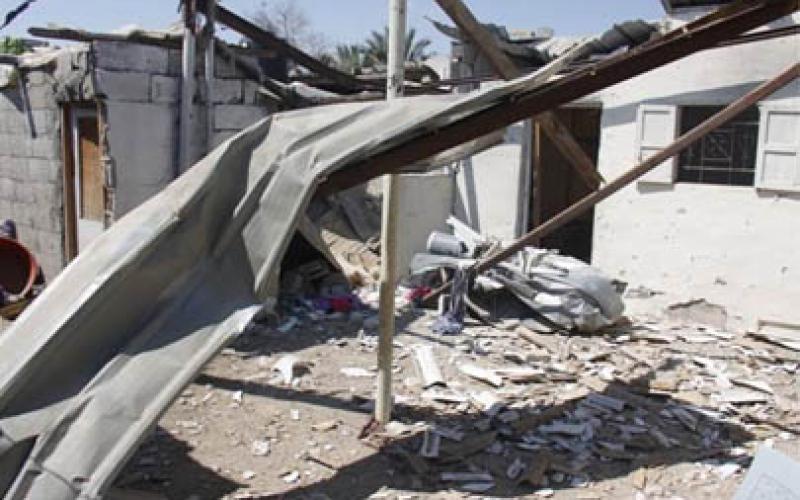 بالصور: المواطن الحشاش.. تحد فوق ركام منزليه