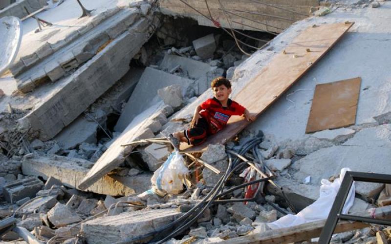 صور: أطفال يلهون فوق منازلهم المدمرة