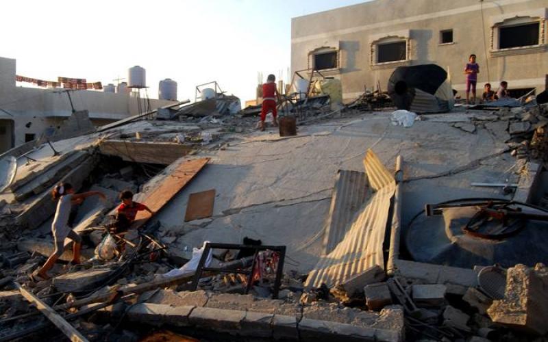 صور: أطفال يلهون فوق منازلهم المدمرة
