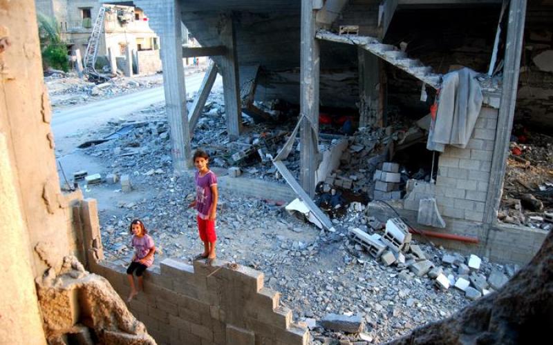 صور: أطفال يلهون فوق منازلهم المدمرة