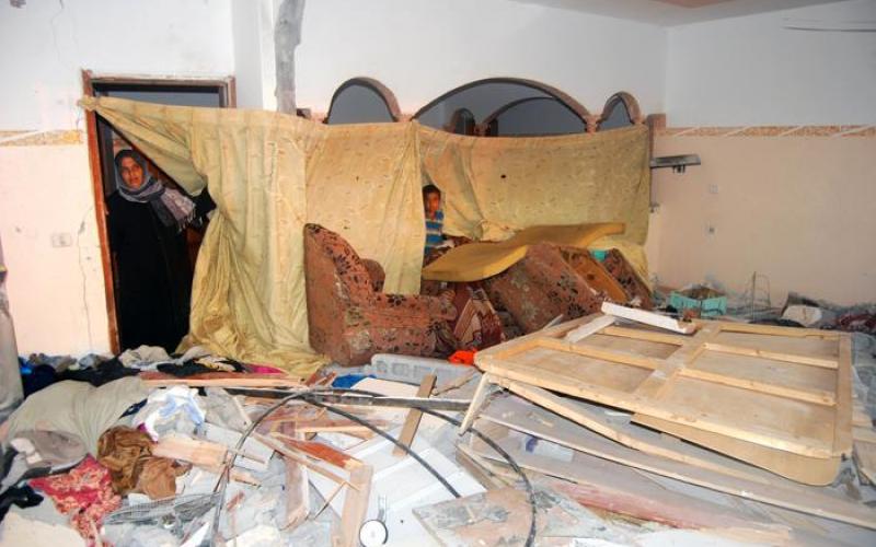 صور: أطفال يلهون فوق منازلهم المدمرة