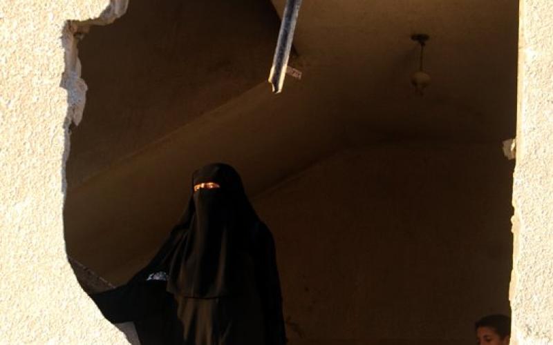 صور: أطفال يلهون فوق منازلهم المدمرة