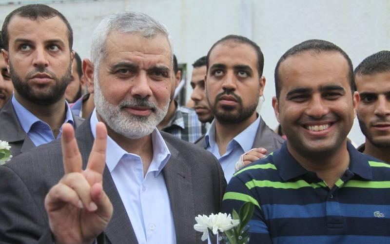 صور: هنية يشارك الإعلاميين فرحة النصر