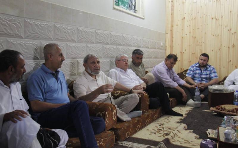 صور: زيارة الزهار لمنازل قادة شهداء رفح
