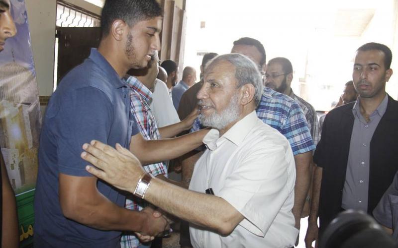صور: زيارة الزهار لمنازل قادة شهداء رفح
